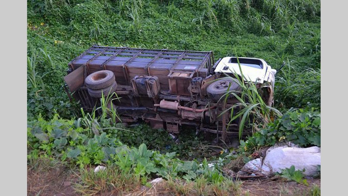 *** Local Caption *** Camion accidenté à Mouila. Les victimes ont été évacués à Lambaréné.